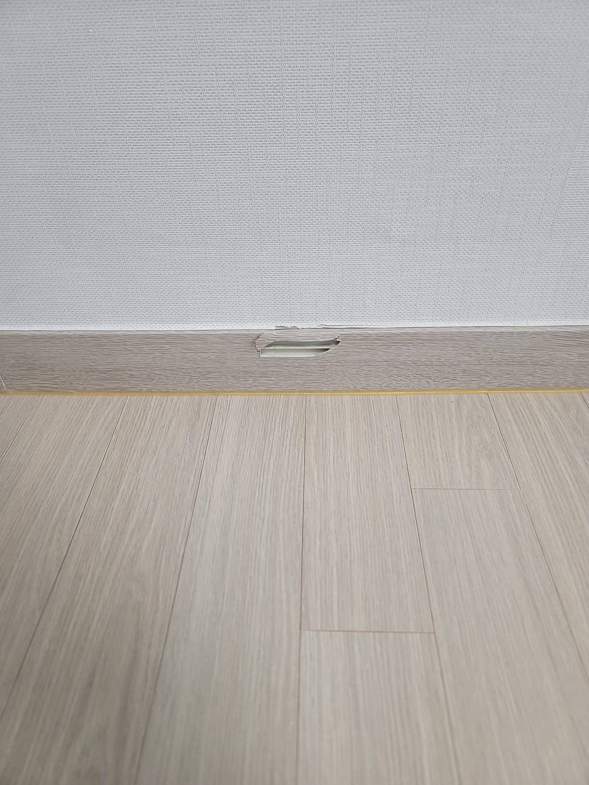 충남 천안 걸레받이수리교체 시공 전 1