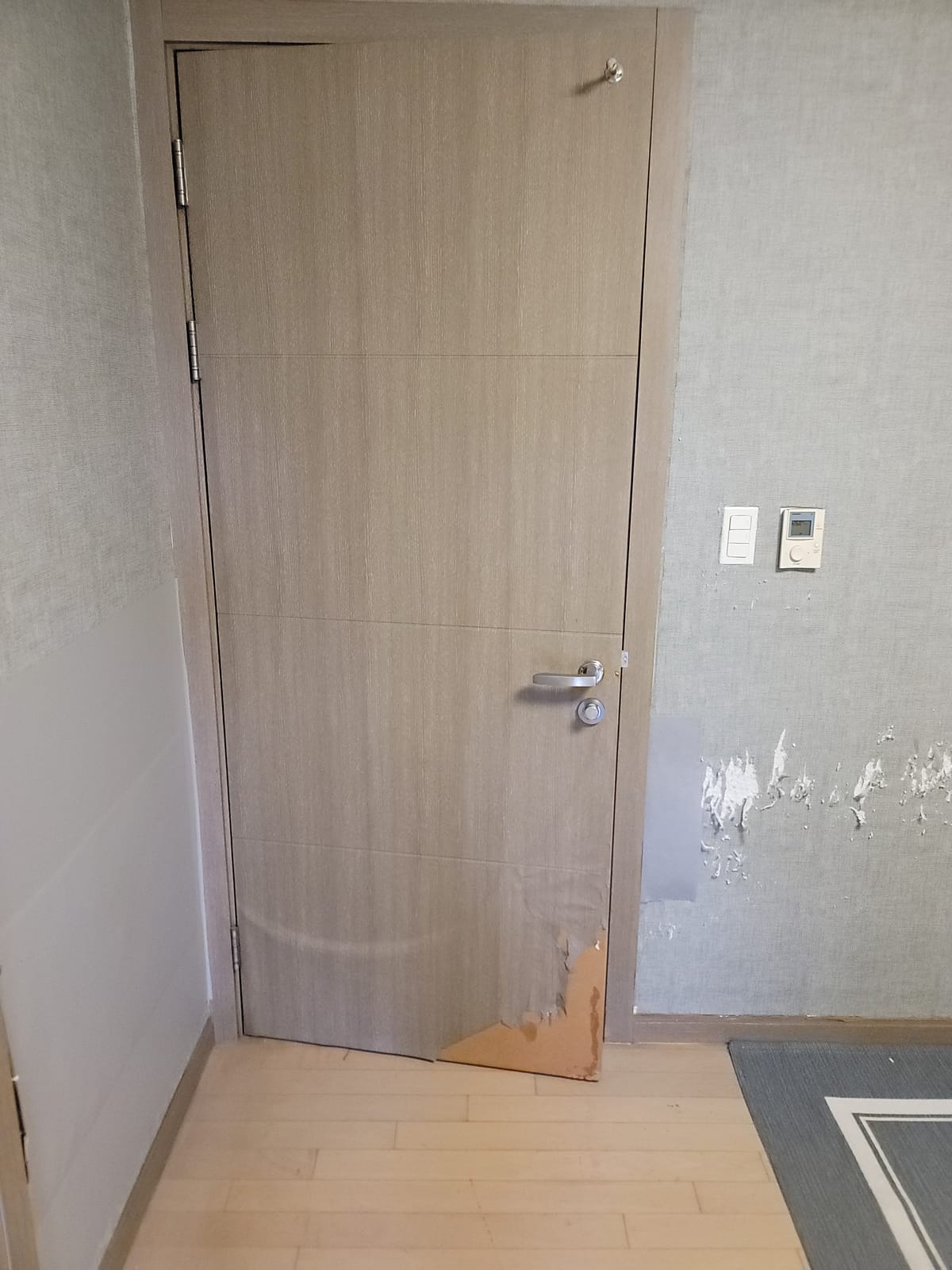 충남 아산 방문,화장실문시트지교체 시공 전 1