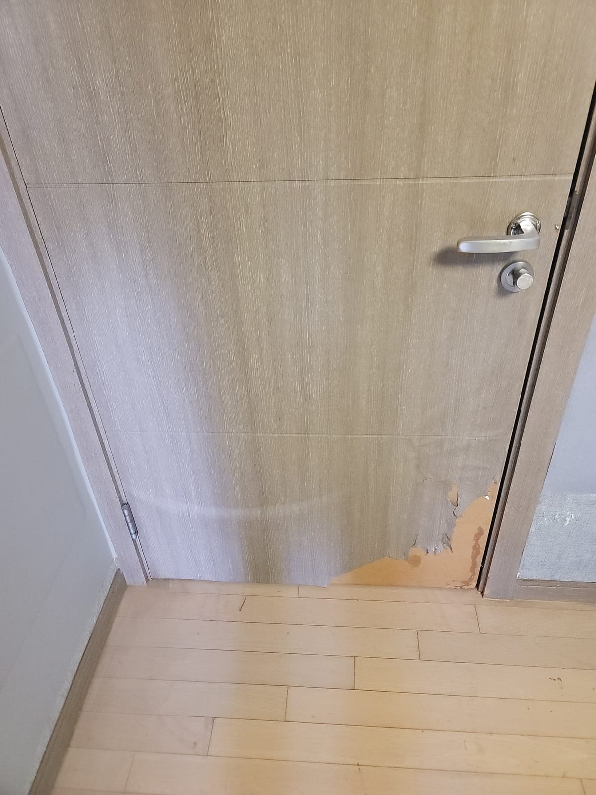 충남 아산 방문,화장실문시트지교체 시공 전 2