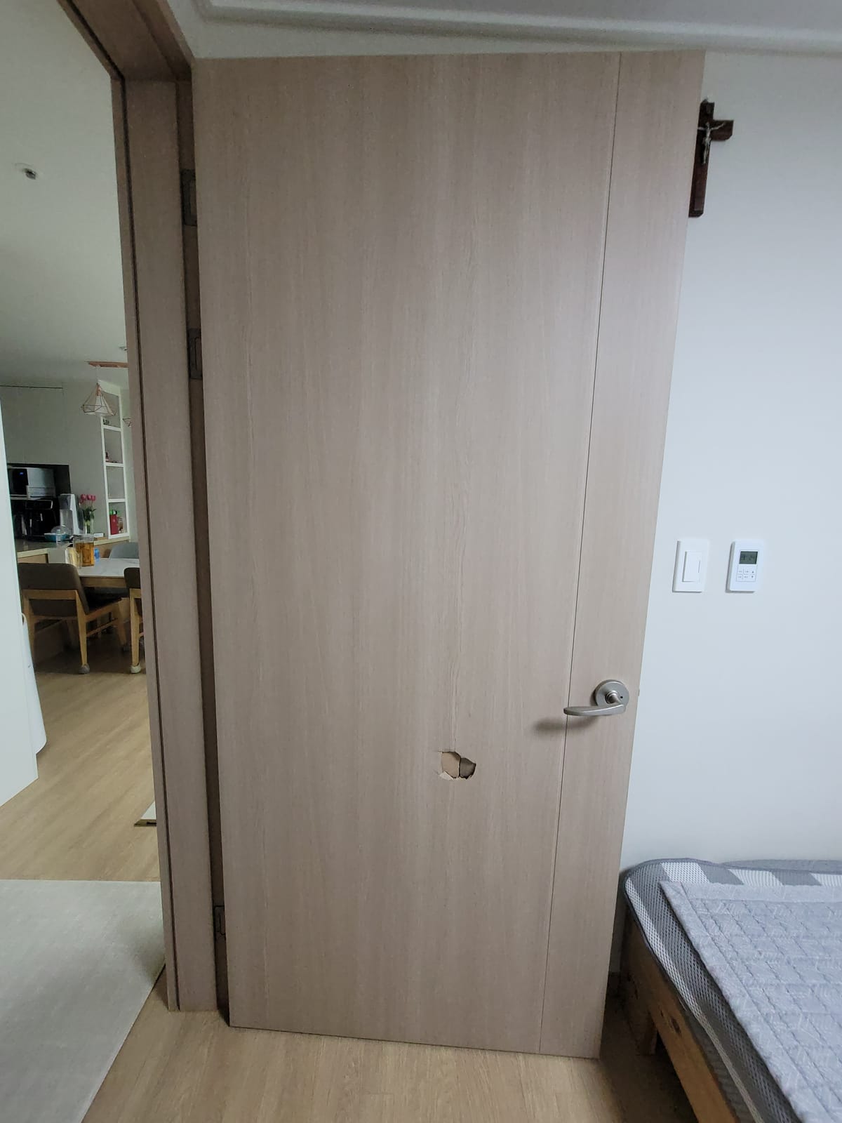 충남 홍성 내포 문짝수리(나무문,ABS도어) 시공 전 1