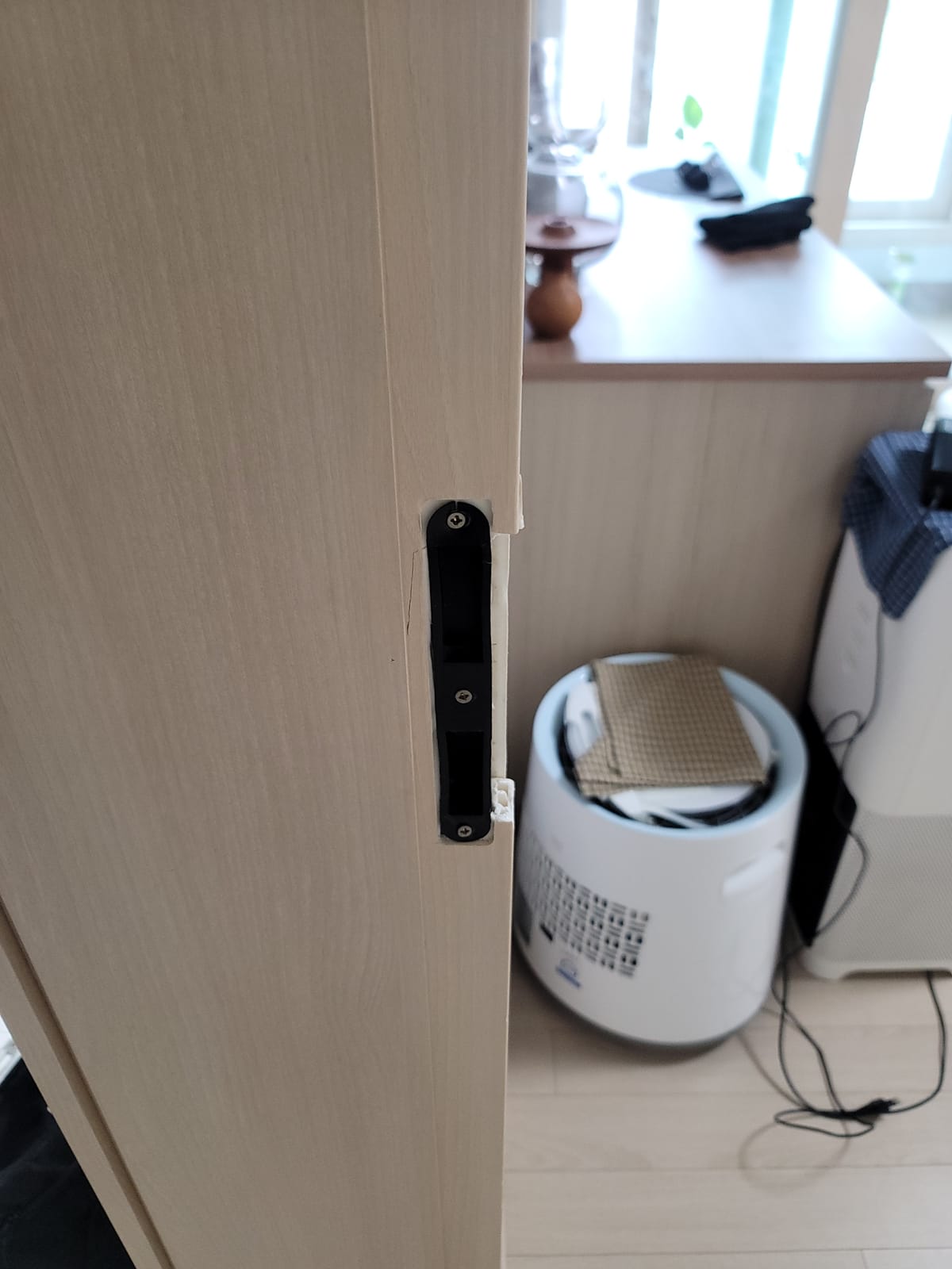 충남 아산 문틀수리 · 캐치박스뜯김 시공 전 1