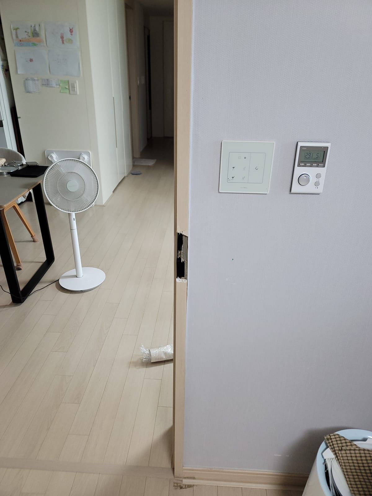 충남 아산 문틀수리 · 캐치박스뜯김 시공 전 2