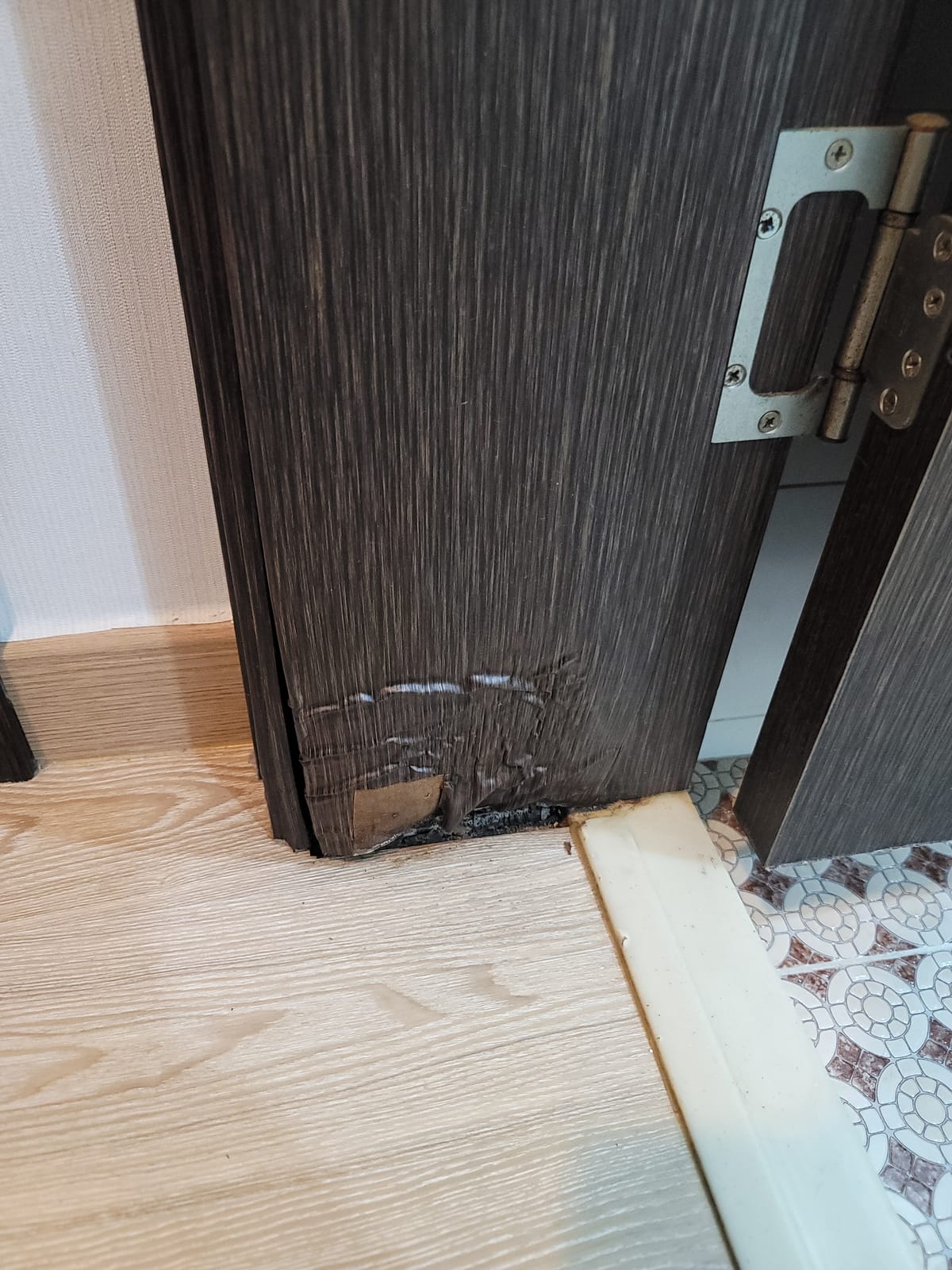경기도 동탄 문틀수리 · 물먹은화장실문틀수리 시공 전 2