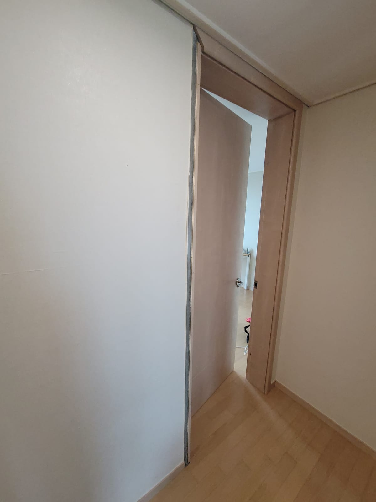 충북 청주 떨어진문틀,문선,몰딩부착 시공 전 1