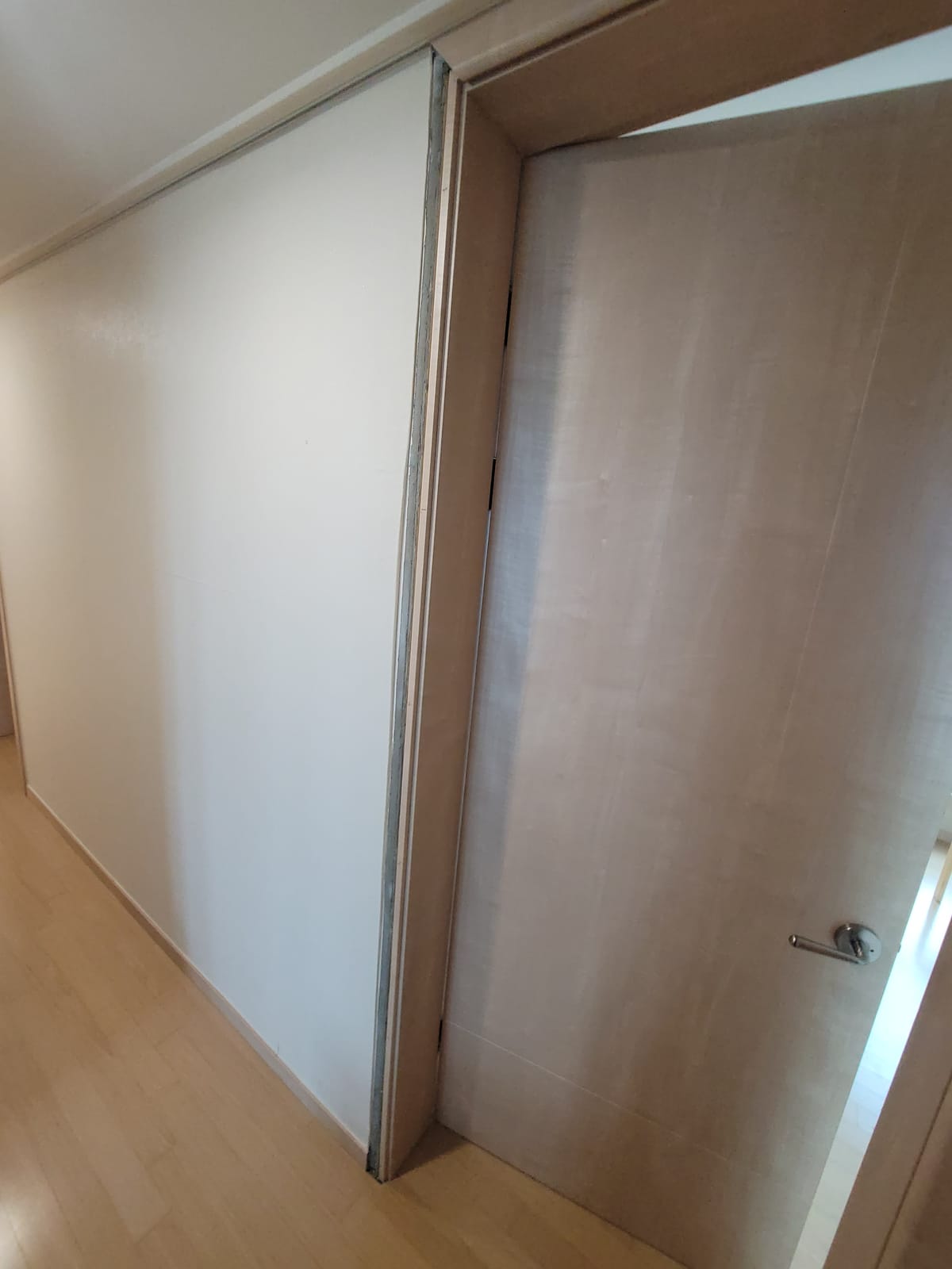 충북 청주 떨어진문틀,문선,몰딩부착 시공 전 2